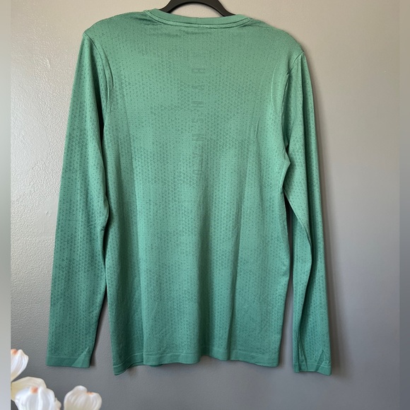 GYMSHARK: SPORT SEAMLESS LONG SLEEVE T-SHIRT (Slim Fit) - Picture 7 of 9